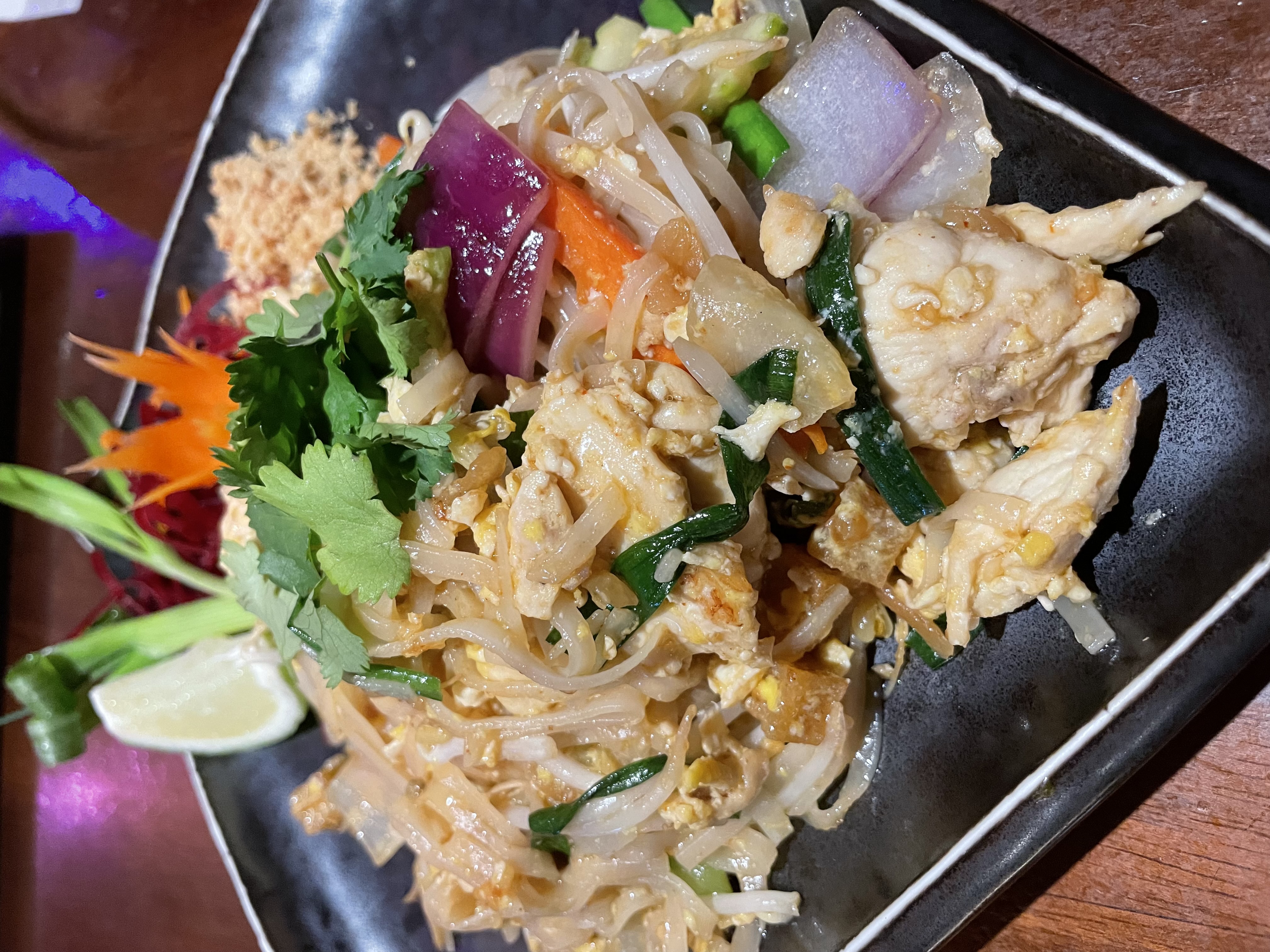 Pad Thaï stir-fried rice noodles with eggs and chicken
